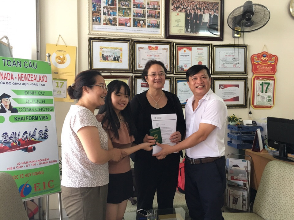TGĐ trao visa Úc cho học sinh Mai Thị Khánh